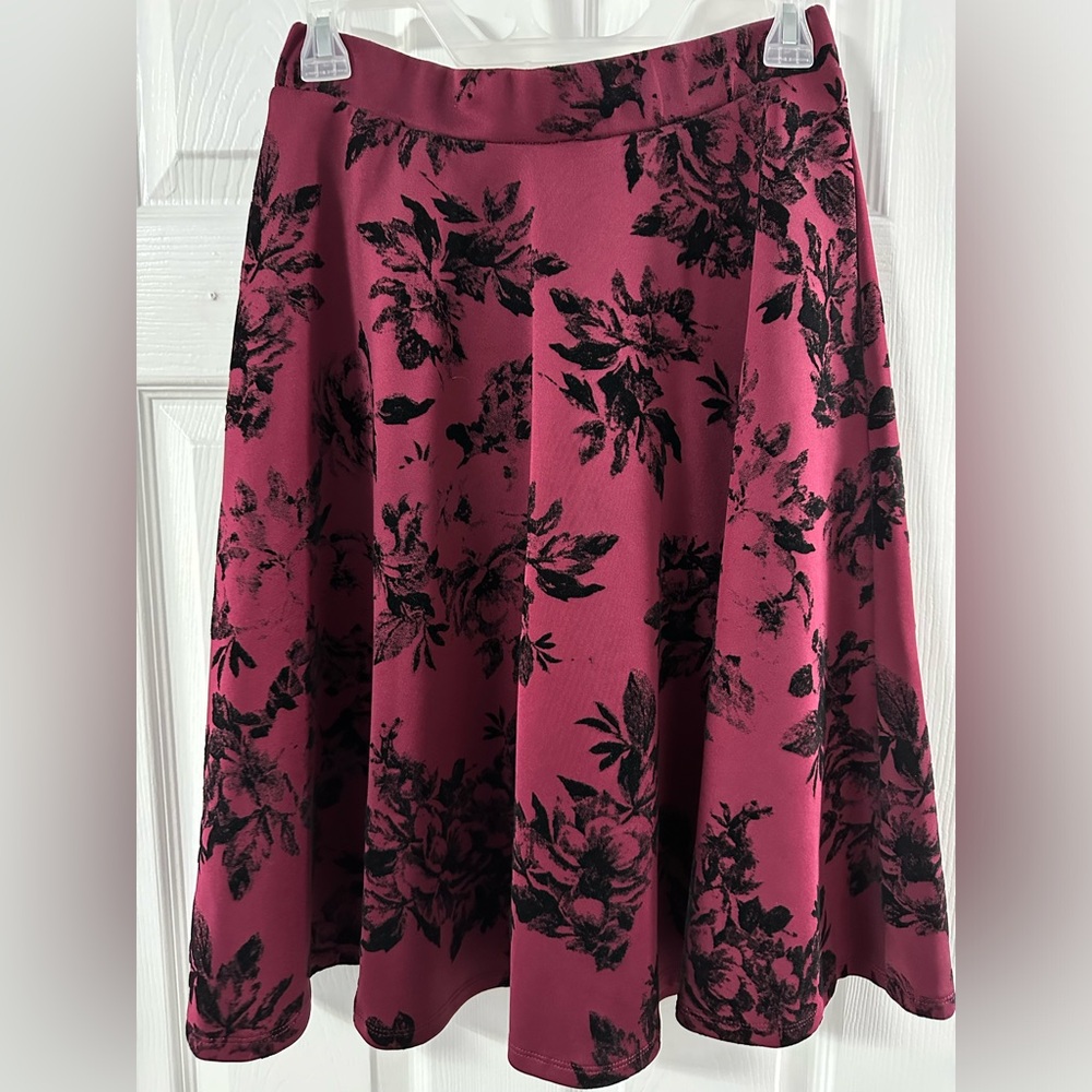 Women’s skirt. Knee length. With velvet flower print. Has an elastic waist.